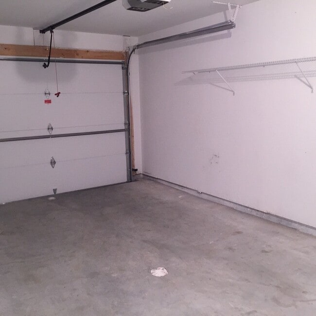 Building Photo - 3 Bedroom, 2.5 Bath Townhome in Fox Creek Subdivision with a 1 car garage