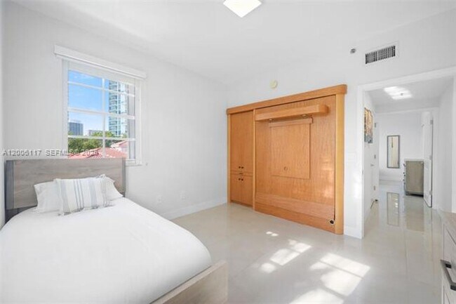 Building Photo - 3255 NE 184th St