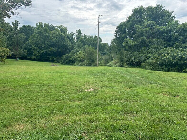 Large backyard - 3952 W Stoutes Creek Rd