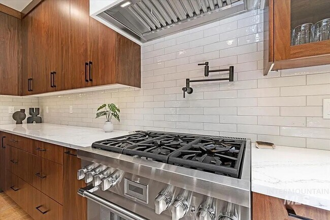 Building Photo - Stunning 4 Bedroom Home in The Shores | Luxury Meets Every Day Comfort