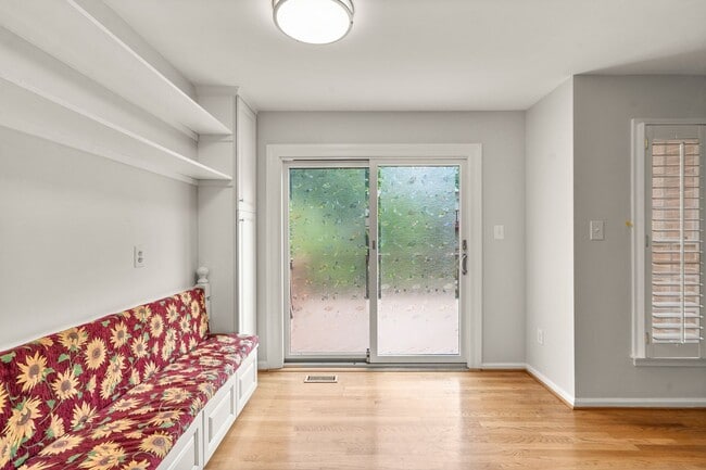 Building Photo - 3 Bed 2 Full Bath/2 Half Bath - Rockville Townhouse - Move In Ready