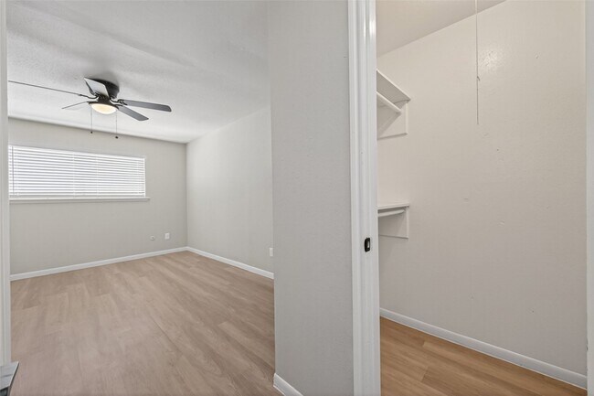 Building Photo - 427 Hollyvale Dr