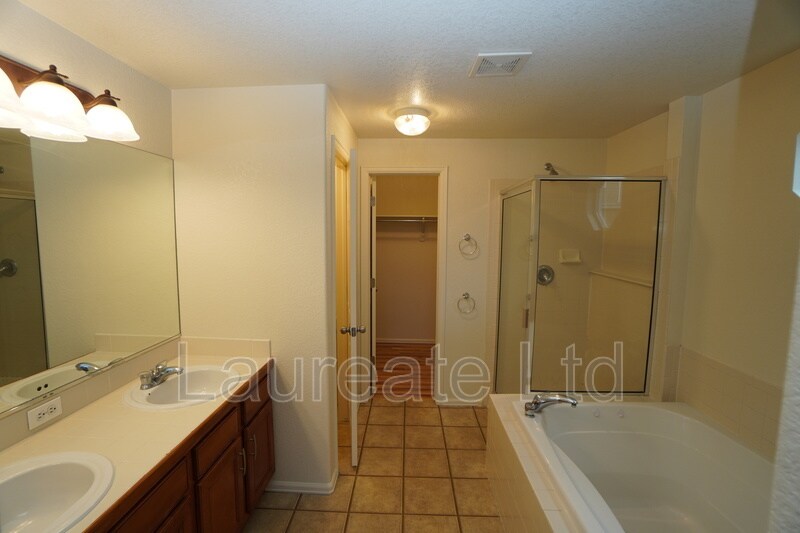 Building Photo - 10027 Idalia St