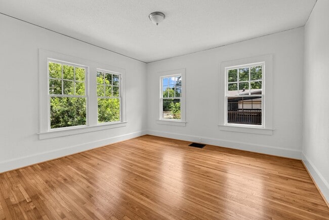 Building Photo - Beautiful Historic 4 Bedroom 2 Bathroom Home