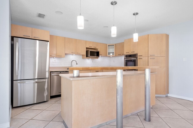 Building Photo - 4420 W Fair Oaks Ave