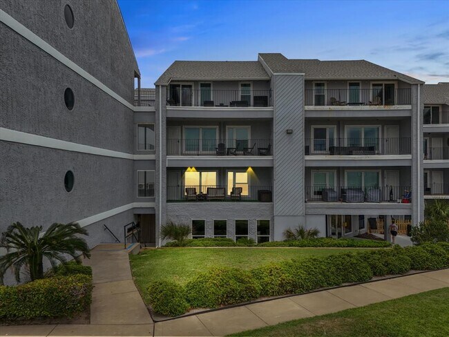 Building Photo - 7600 Seawall Blvd