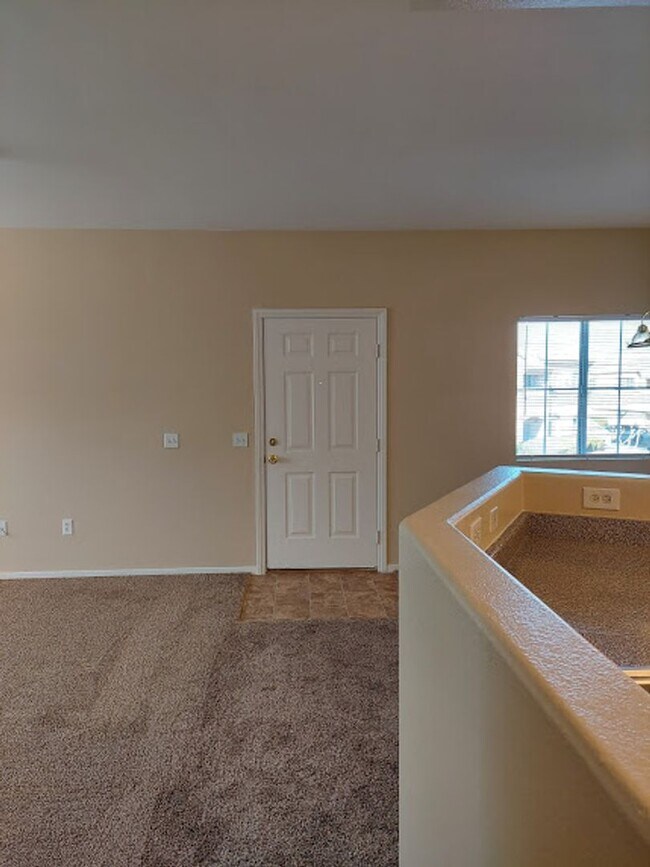 Building Photo - Three bedroom unit on the 2nd floor of gated SE community with pool/spa