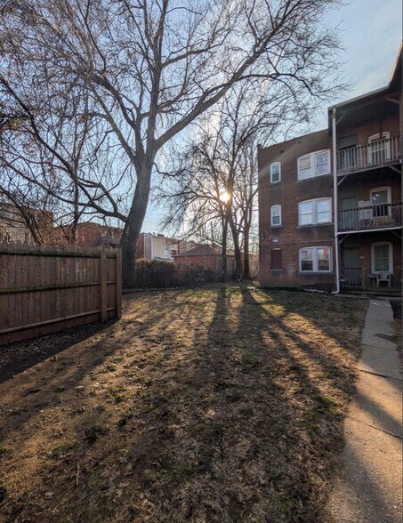 Building Photo - 905 Park St