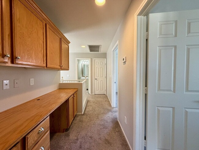 Building Photo - GATED 3 BED 2.5 BATH 1 CAR GARAGE SINGLE FAMILY HOME WITH COMMUNITY POOL