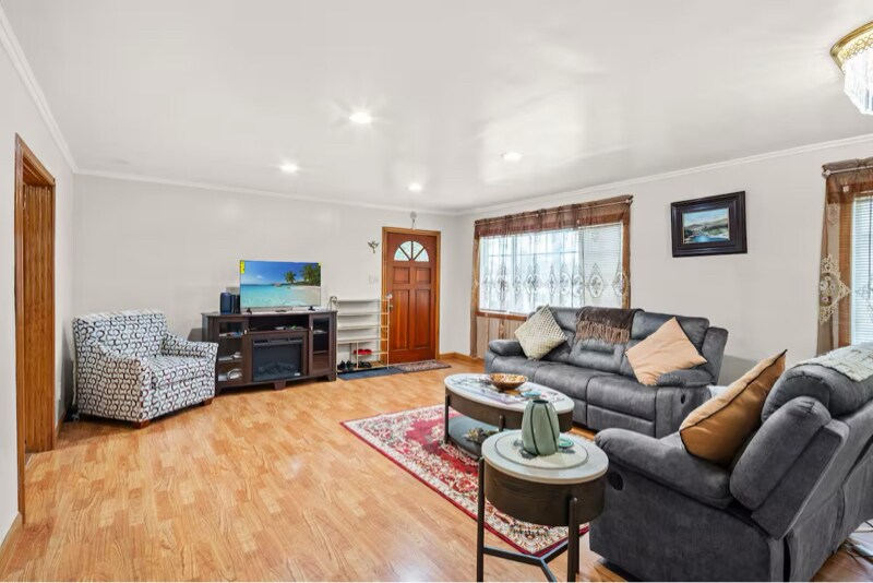 Building Photo - 430 E 184th St