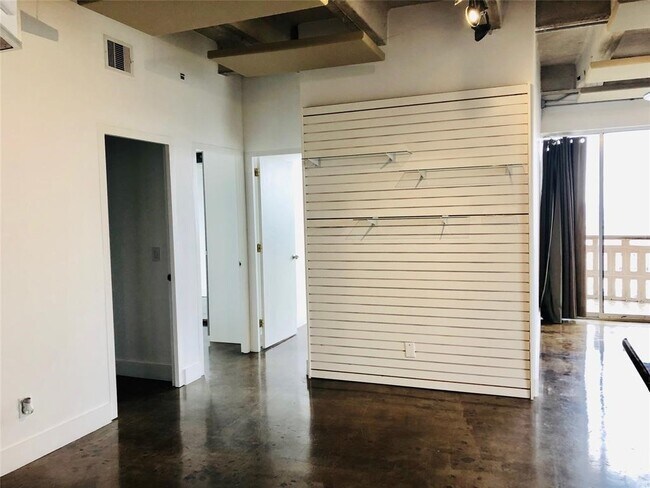 Building Photo - 2016 Main St