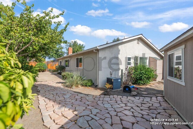 Building Photo - 228 Chestnut Ct