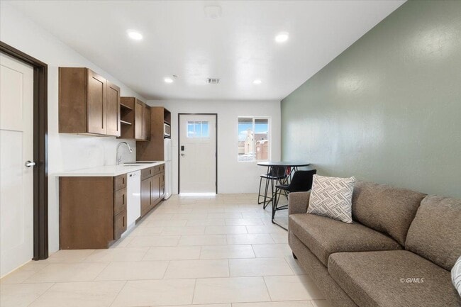 Building Photo - 1879 W Peppertree Dr