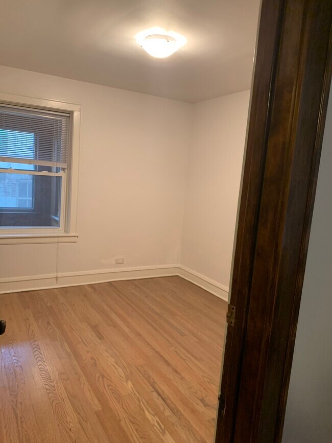 bedroom - 3806 W Cornelia Ave