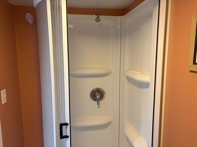 Building Photo - Well Maintained Brick Rowhome in Spring Mill Section of Clifton Heights Is Now Available for Lease