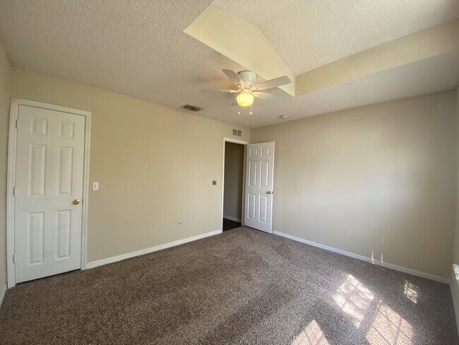 Building Photo - Beautiful Westside 3 Bedroom Home in Overland Park