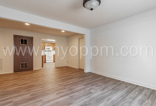 Building Photo - Spacious 3 Bedroom / 1 Bathroom Duplex | Gretna