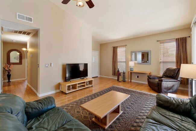 Building Photo - Gorgeous fully furnished home in Gilbert w...