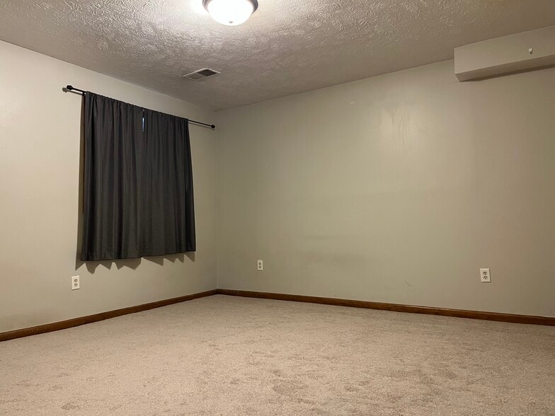 Bright bedroom with window - 4417 Poinsettia Ave SE