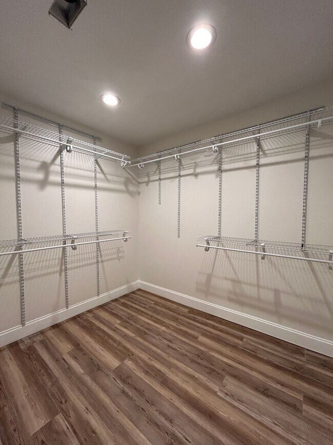 Building Photo - Craftsman Style House  Close to Downtown New Braunfels / Fridge Included/ No Carpet / Large Backy...