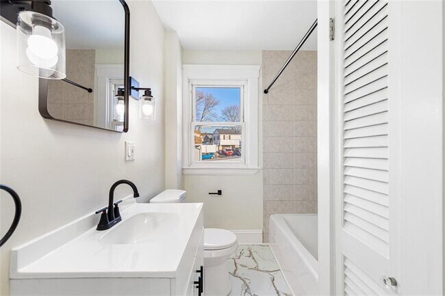 Building Photo - 2 Ann St