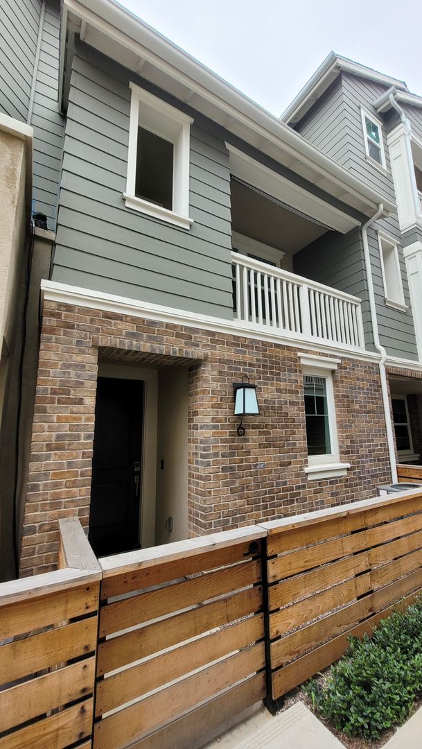 Building Photo - $1000 OFF MOVE IN COST on this Gorgeous Three Story 3 Bed 3 Bath Townhouse