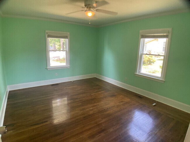 Building Photo - Well Kept Bungalow in Downtown Mebane!