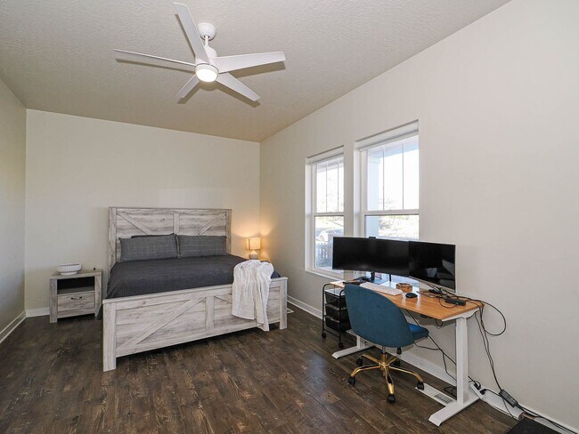 Building Photo - Beautiful House in Excellent Daybreak Loca...