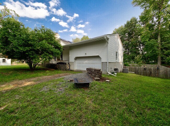 Building Photo - 17 Bauers Ln