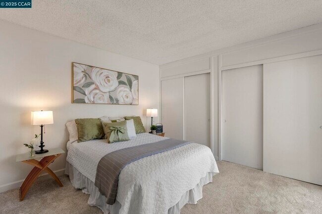 Building Photo - 2017 Pine Knoll Dr