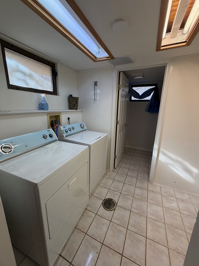 Building Photo - 618 Christopher St