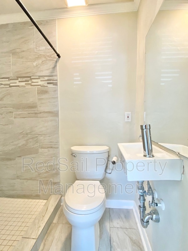 Building Photo - 37 Pennwood Dr