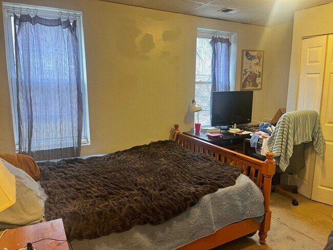 Building Photo - 4BED/3BATH In Southside - Laundry - Centra...