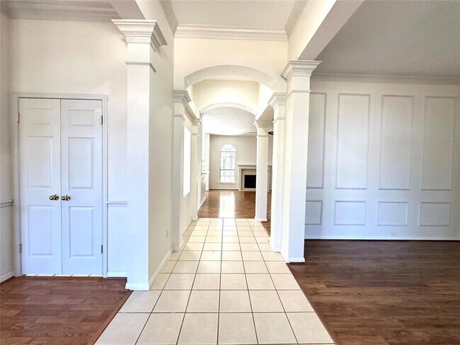 Building Photo - 10305 Open Gate Dr