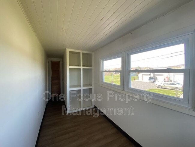 Building Photo - 935 E 2nd St