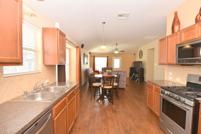 Building Photo - BEAUTIFUL 3 BEDROOM 2 BATH WITH WOOD TILE ...