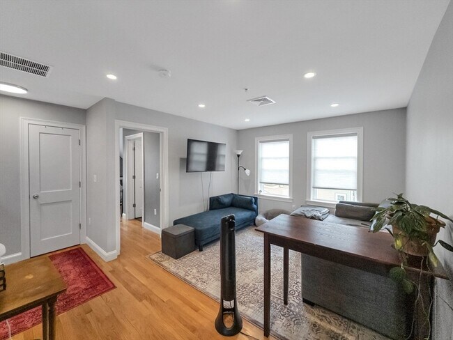 Building Photo - 19 Iona St