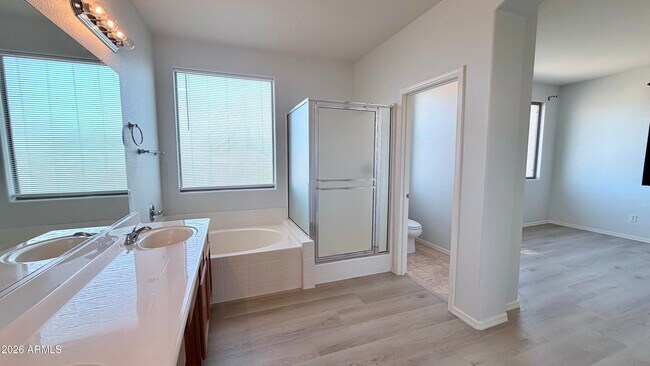 Building Photo - 1289 E Iris Dr