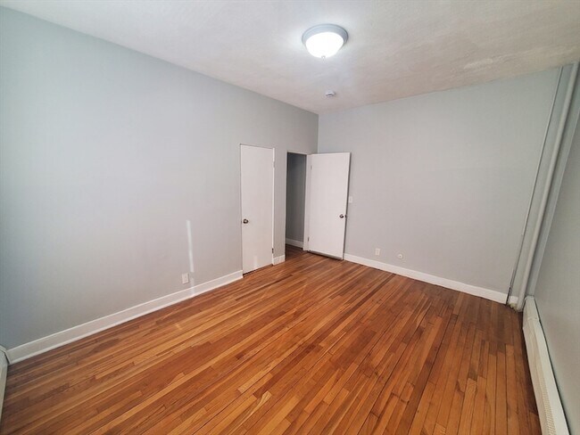 Building Photo - 10 Abbotsford St