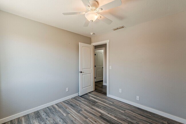 Building Photo - 4 bed, 2 bath home in Peoria