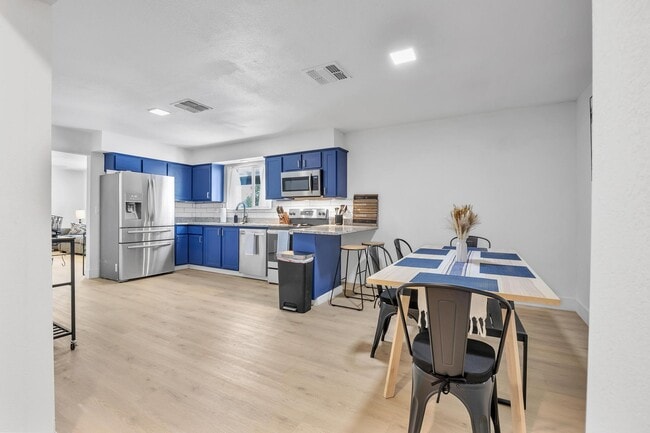 Building Photo - 1510 W 7th Dr