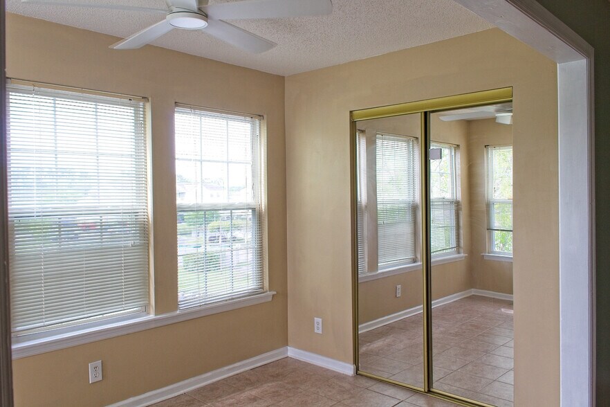 Building Photo - 2269 Essex Dr