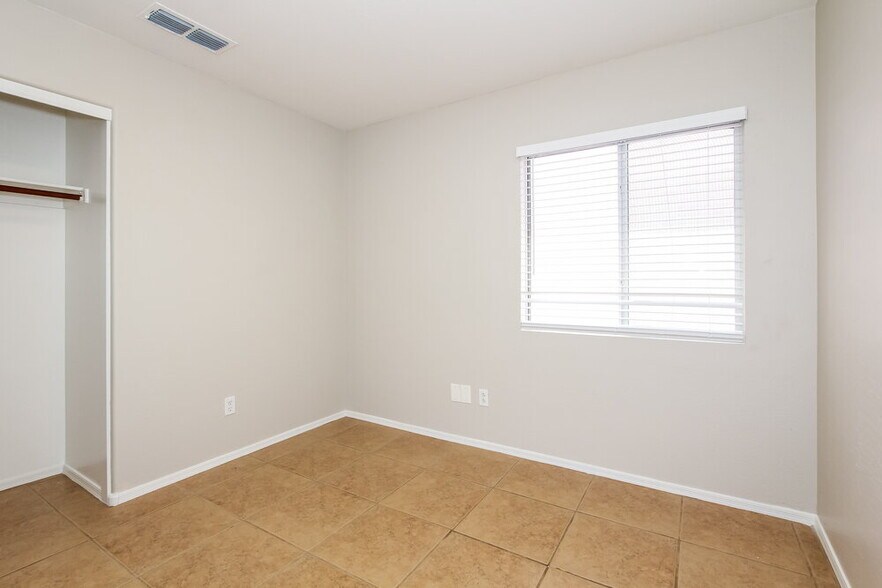 Building Photo - 12654 W Paradise Dr