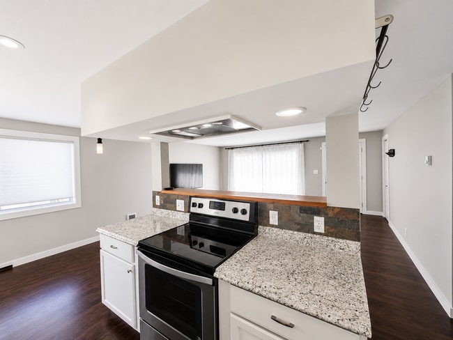 Building Photo - 1566 NE Echo Dr