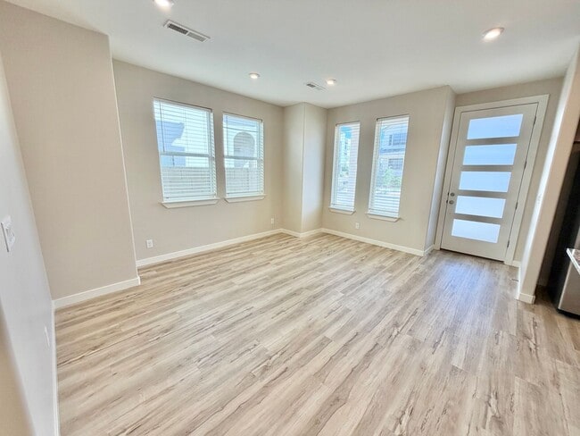 Building Photo - Beautiful 3 Bedroom Home In Desert Color!