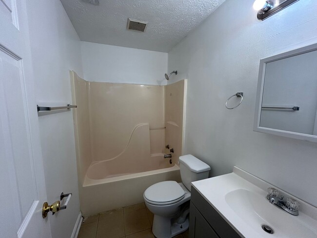 Building Photo - 12 Tina Dr