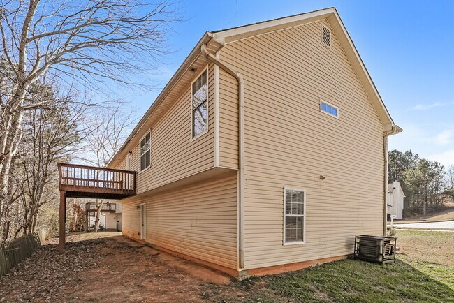 Building Photo - 587 Rosewood Cir