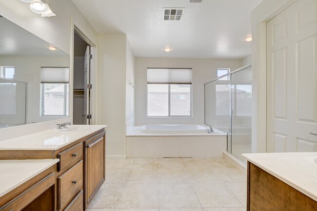 Building Photo - Single Family Home on 20k SQFT Lot in Gated Community