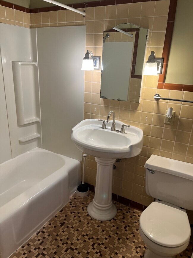 Bath w/ tub and shower - 3412 Humboldt Ave S