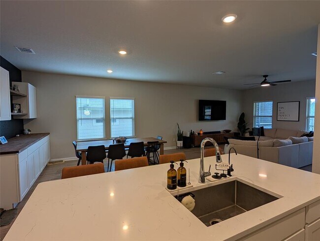 Building Photo - 3030 Charyn Wy